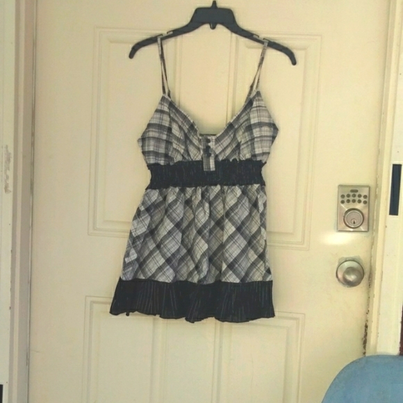 Black and white top. - Picture 1 of 1